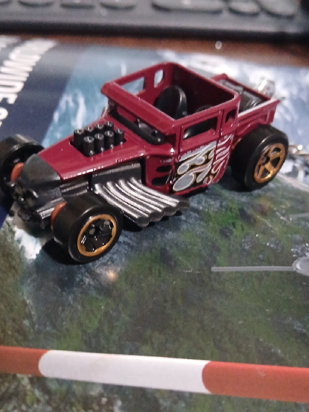 Keychain Bone Shaker Hot Wheels Maroon  Die-Cast Car 1/64